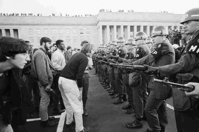 Foto af demonstranter ved Pentagon i 1967