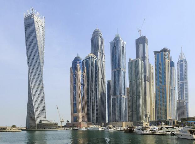 De 73 etager i Dubai Cayan Tower er snoet 90 grader fra bund til top