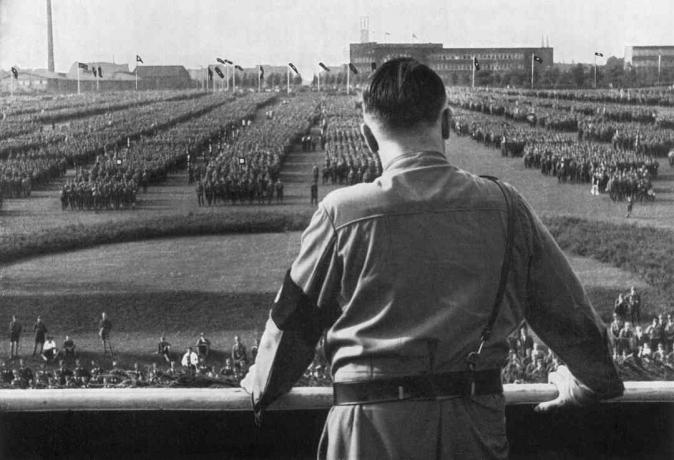 Tysk Fuhrer og nazistleder Adolf Hitler henvender sig til soldater ved et nazistmøde i Dortmund, Tyskland