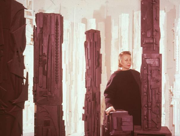 Louise Nevelson med sit arbejde i 1950'erne