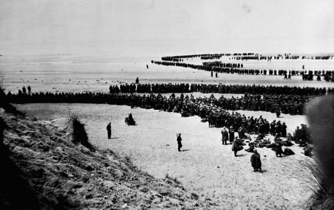 Britiske og franske tropper afventer en skyndsam evakuering fra strande ved Dunkirk,