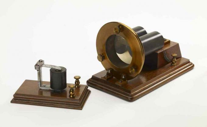 harmonisk telegrafmodtager blev skabt af Alexander Graham Bell omkring 1876.