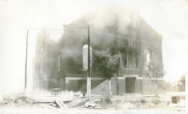 Beskadiget Greenwood-distriktskirke efter Tulsa Race Massacre, Tulsa, Oklahoma, juni 1921.