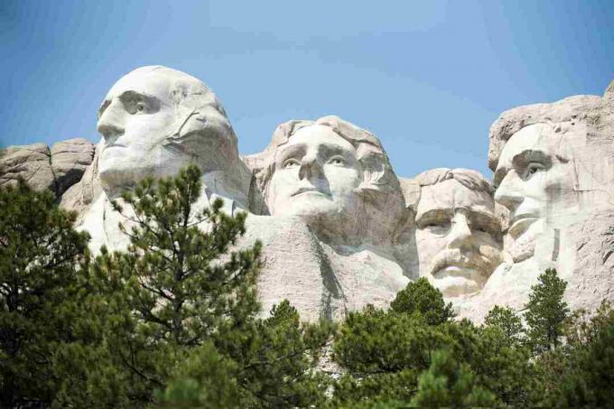 Lav vinkel udsigt over Mt Rushmore National Monument mod klar himmel