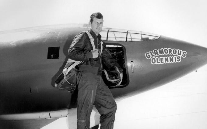 Chuck Yeager i flyverdragt stående foran Bell X-1.