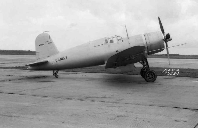 Chance Vought XF4U-1 Corsair prototype siddende på asfalten.