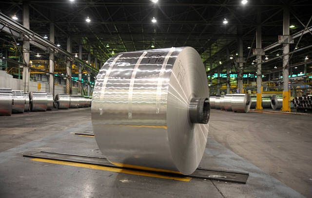 En aluminiumspole står i et lager og afventer transport ved et Alcoa World Alumina Australia smelteanlæg, delvist ejet af Alumina Ltd.