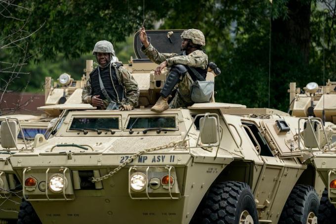 National Guard Military Police venter med at rejse til byen i pansrede personelbærere ved Joint Force Headquarters for D.C. National Guard den 2. juni 2020 i Washington, DC.