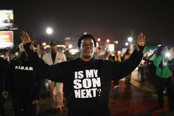 Protestor iført en “Er min søn næste” T-shirt under oprørene i 2014 i Ferguson, Missouri.