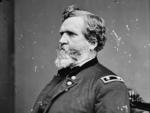 Studio portræt af generalmajor George H. Thomas, siddende og så til venstre, i en amerikansk hærs uniform.