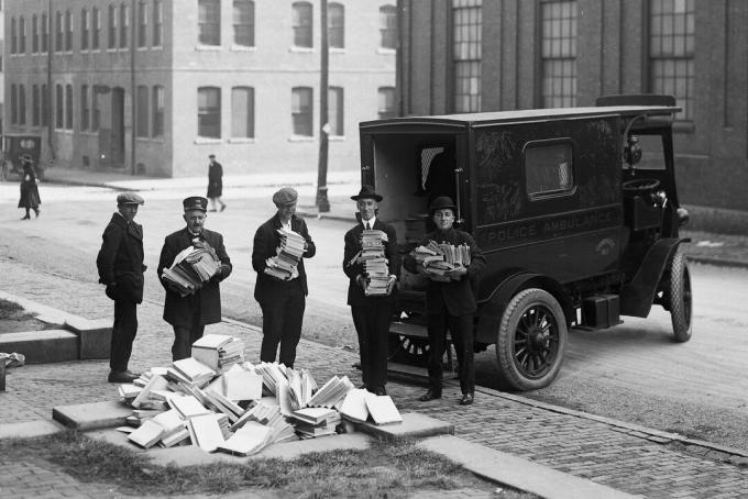 Boston Police poserer med beslaglagt radikal litteratur.