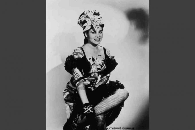 Katherine Dunham omkring 1945, iført dansekostume med ruffle tufts og kunstige orkideer