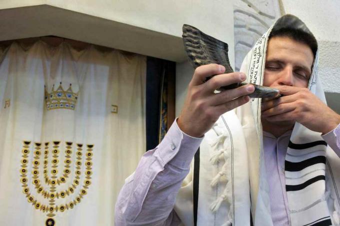 Jødisk rabbiner blæser i en synagoge