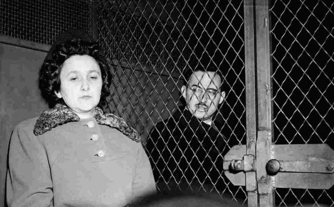 Nyhedsfotografi af Ethel og Julius Rosenberg i politibil.