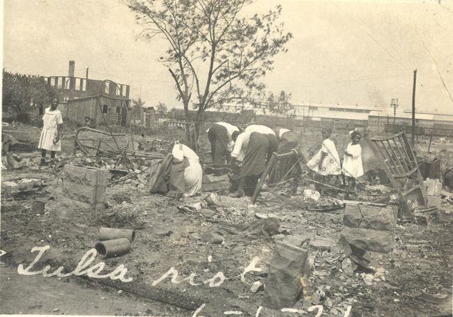 Folk søger gennem murbrokker efter Tulsa Race Massacre, Tulsa, Oklahoma, juni 1921.