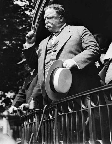 Sort / hvidt foto af præsident William Howard Taft holder en kampagnetale fra en togplatform.