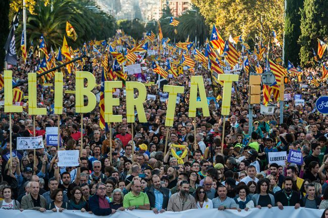 Catalanske separatistiske demonstranter protesterer mod politiets taktik