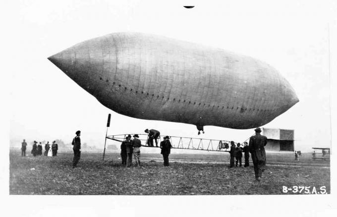 Daredevil og pilot Lincoln Beachey undersøger luftskibet, der ejes af Thomas Scott Baldwin ved St. Louis-udstillingen i 1904