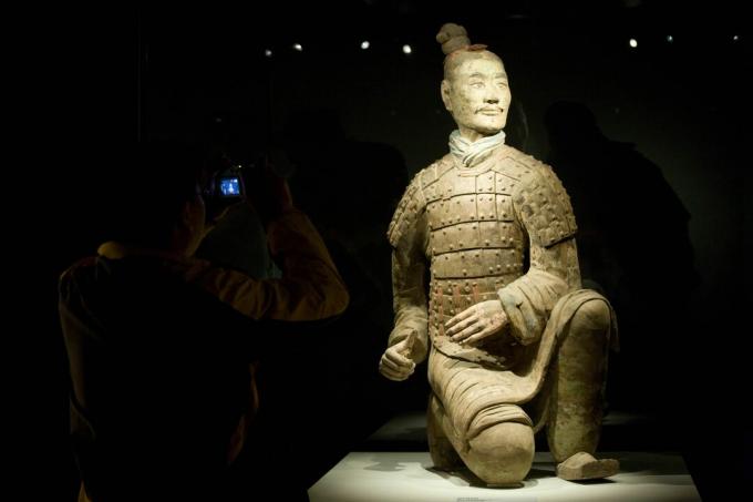 Nærbillede af en individuel terracotta kriger.