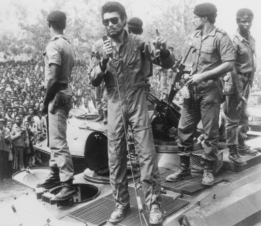 Jerry Rawlings i sin flydragt taler ind i en mikrofon