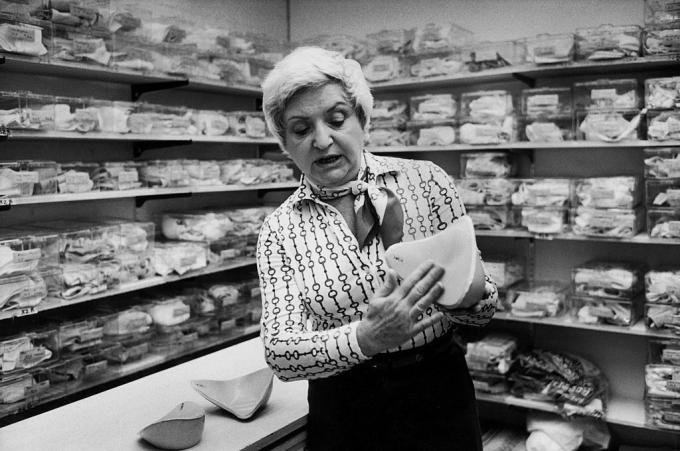 Ruth Handler i lagerrum med protesebryst, hun skabte til mastektomipatienter, 1977