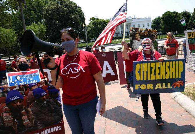 Immigrationsaktivister med fortalergruppen CASA -stævne i Det Hvide Hus for at kræve præsident Biden give statsborgerskab til immigranter.
