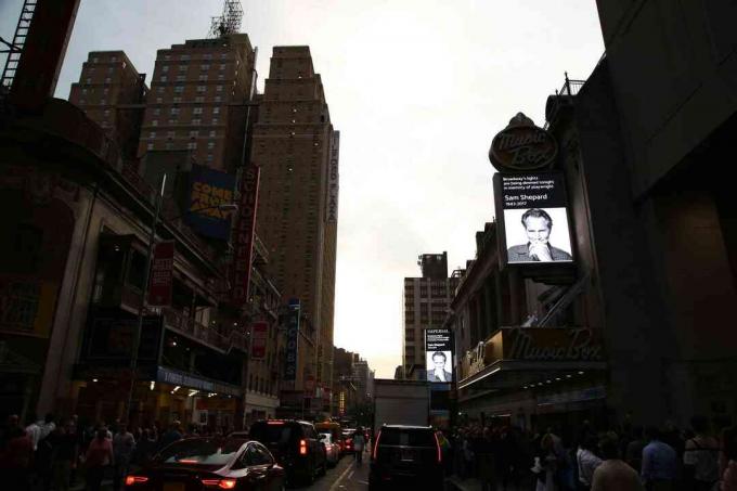 Markerne på Broadway dæmpede ved solnedgang med et billede af Shepard på alle skilte