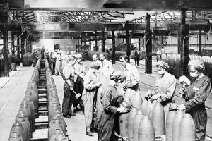Kvinder, der arbejder i en ammunitionsfabrik under WWI, sort / hvidt fotografi.