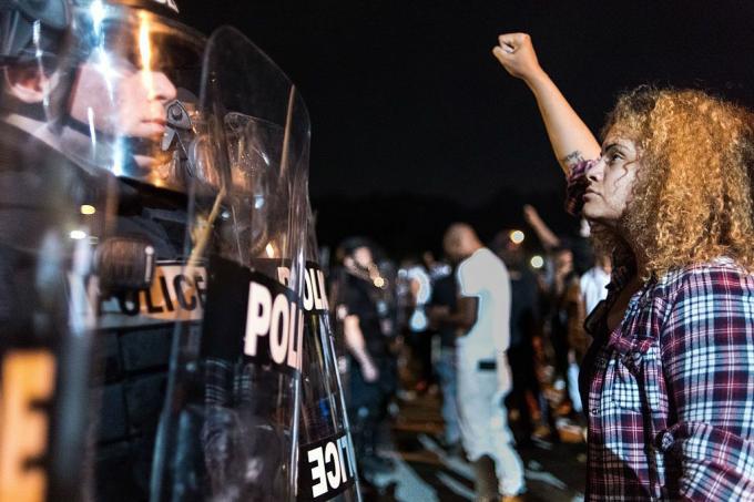 Protester bryder ud i Charlotte efter politiets skydning