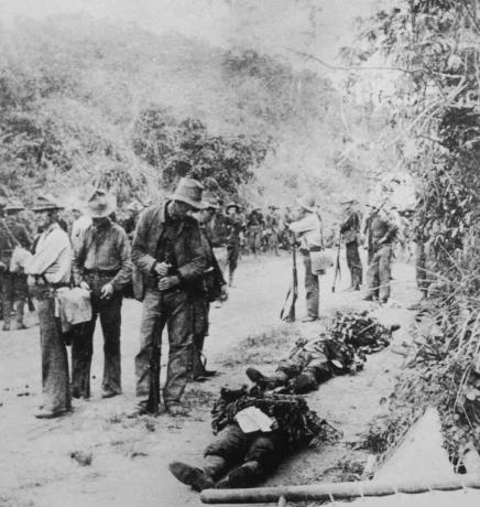 Amerikanske tropper finder tre døde kammerater ved siden af ​​en vej under den filippinske-amerikanske krig, omkring 1900