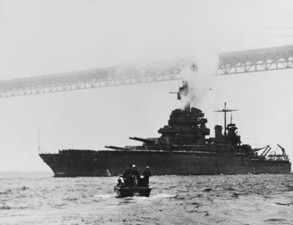 Slagskib USS Colorado passerer under Golden Gate Bridge.