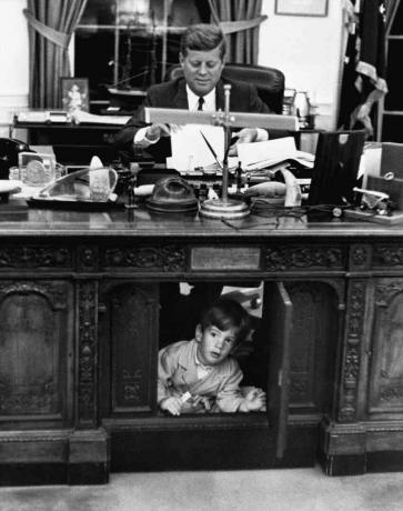 John Kennedy, Jr., udforsker sin fars skrivebord