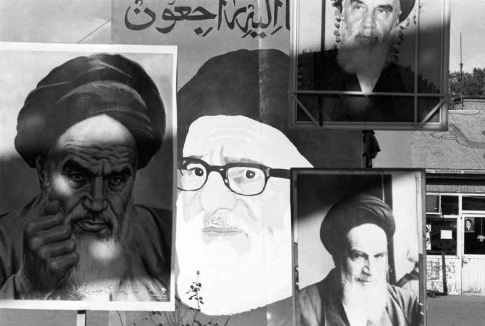Plakater af Ayatollah Khomein vises inde i den amerikanske ambassadeforbindelse.