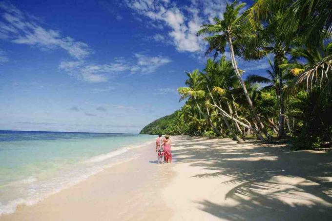 To mennesker, der står på stranden, Fiji