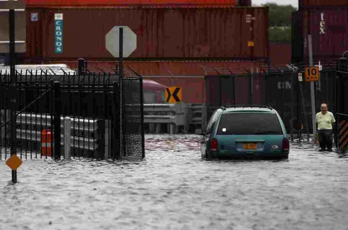 En person går gennem en oversvømmet gade efter orkanen Irene den 28. august 2011 i Red Hook kvarteret i Brooklyn bydel i New York City.