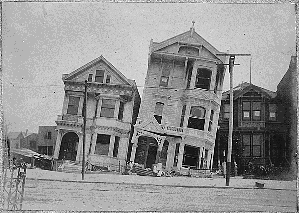 Et billede af huse, der er væltet af jordskælvet i San Francisco i 1906.