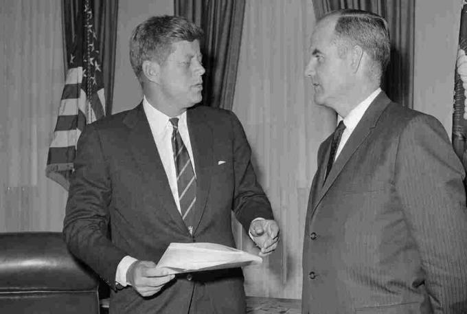 Foto af præsident Kennedy og George McGovern