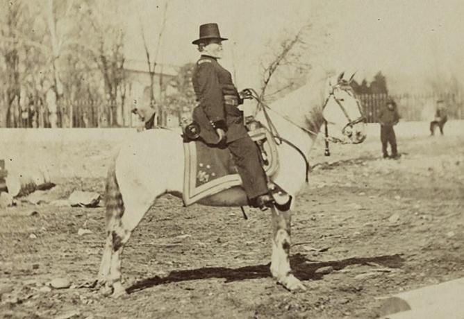 Generalmajor George H. Thomas i en amerikansk hærs uniform over en hvid hest.