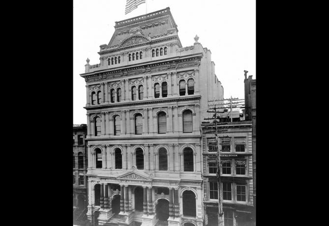 Dette foto omkring 1895 viser Second Empire-arkitekturen på New York Stock Exchange (NYSE), der stod på Broad Street-stedet mellem december 1865 og maj 1901