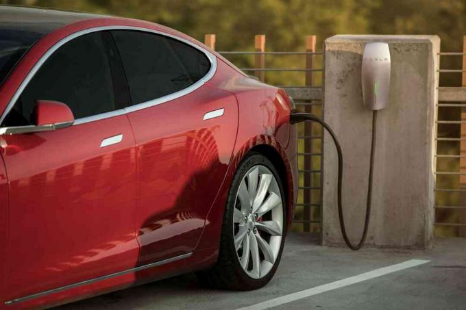 Tesla Motors el-opladning på offentlig parkeringshus