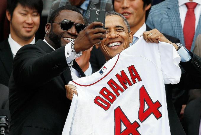 Præsident Obama og David Ortiz fra Boston Red Sox tager en selfie sammen ved Det Hvide Hus-ceremoni til ære for verdensmesterskaberne i 2013. Lær hvordan symbolsk interaktionsteori hjælper med at forklare populariteten af ​​selfien.