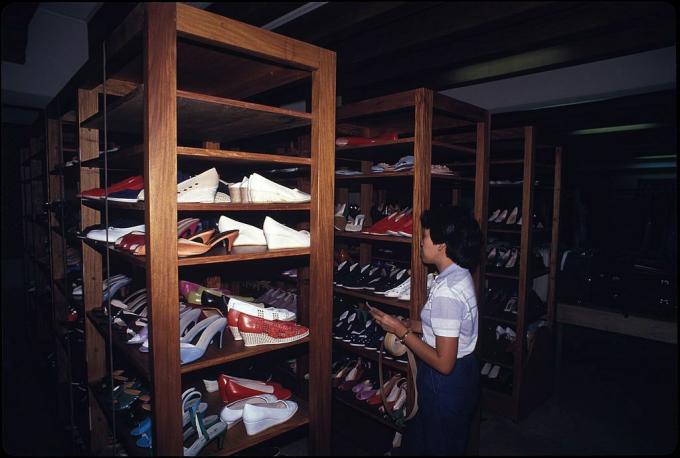 Imelda Marcos 'sko: En oversigt er lavet af sko, der tilhører den tidligere førstedame på Filippinerne, Imelda Marcos, i en kælder under hendes soveværelse på Malacanang Palace, Manila, 1986.