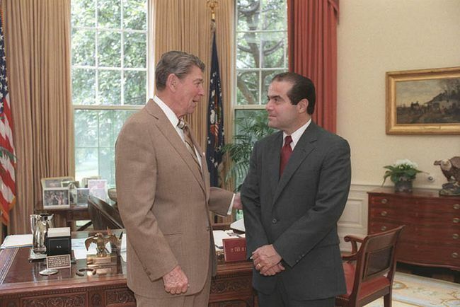 Præsident Ronald Reagan taler med højesteretsdommer-nominerede Antonin Scalia i det ovale kontor, 1986.