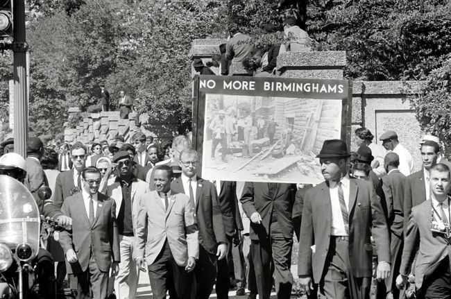 Congress of Racial Equality og medlemmer af All Souls Church, Unitarian beliggende i Washington, D.C. marcherer til minde om bombeofrene fra 16th Street Baptist Church.