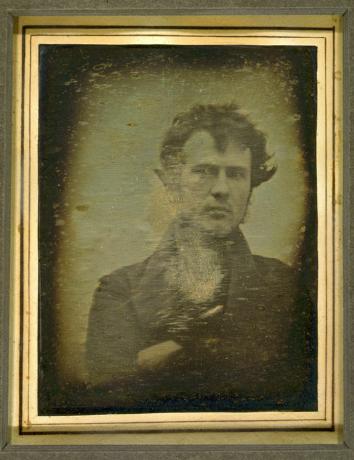 Robert Cornelius, selvportræt; menes at være det tidligste amerikanske portrætfoto