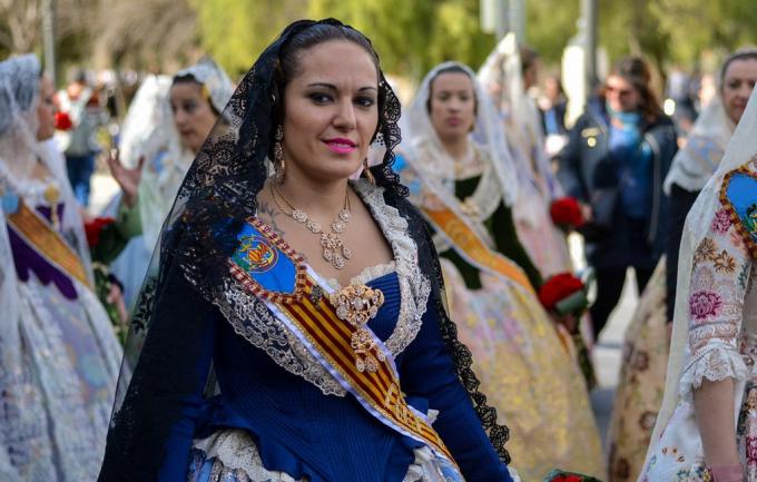 En fallera klædt i traditionelt tøj fra det 18. århundrede