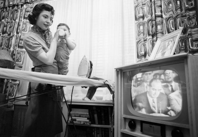 Foto af kvinde, der ser senator Joseph McCarthy på TV