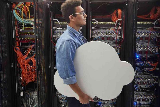 Mandlig IT-tekniker, der bærer sky i serverrum, cloud computing