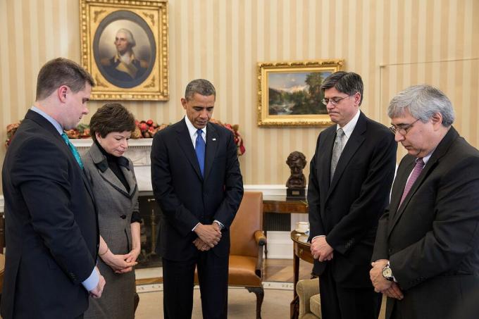 Præsident Barack Obama holder pause under et møde for at observere et øjeblik af stilhed for Sandy Hook-ofre