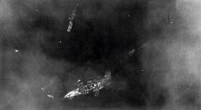 Luftfoto af slagskibet Littorio, der bliver reddet.
